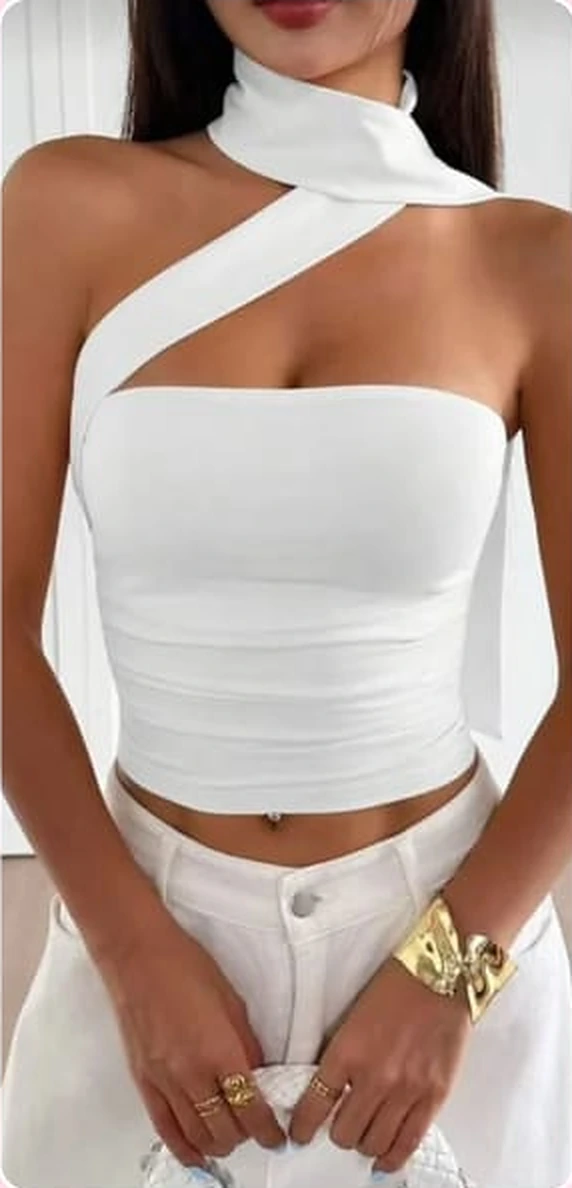 Blusa minimalista de escote asimétrico